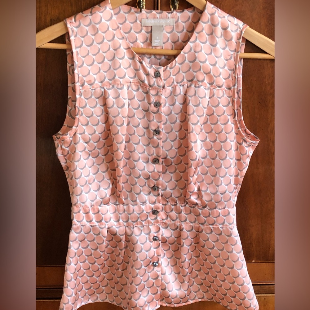 NWOT BANANA REPUBLIC sz 2 peplum top Satin texture Soft peach/grey dots on white